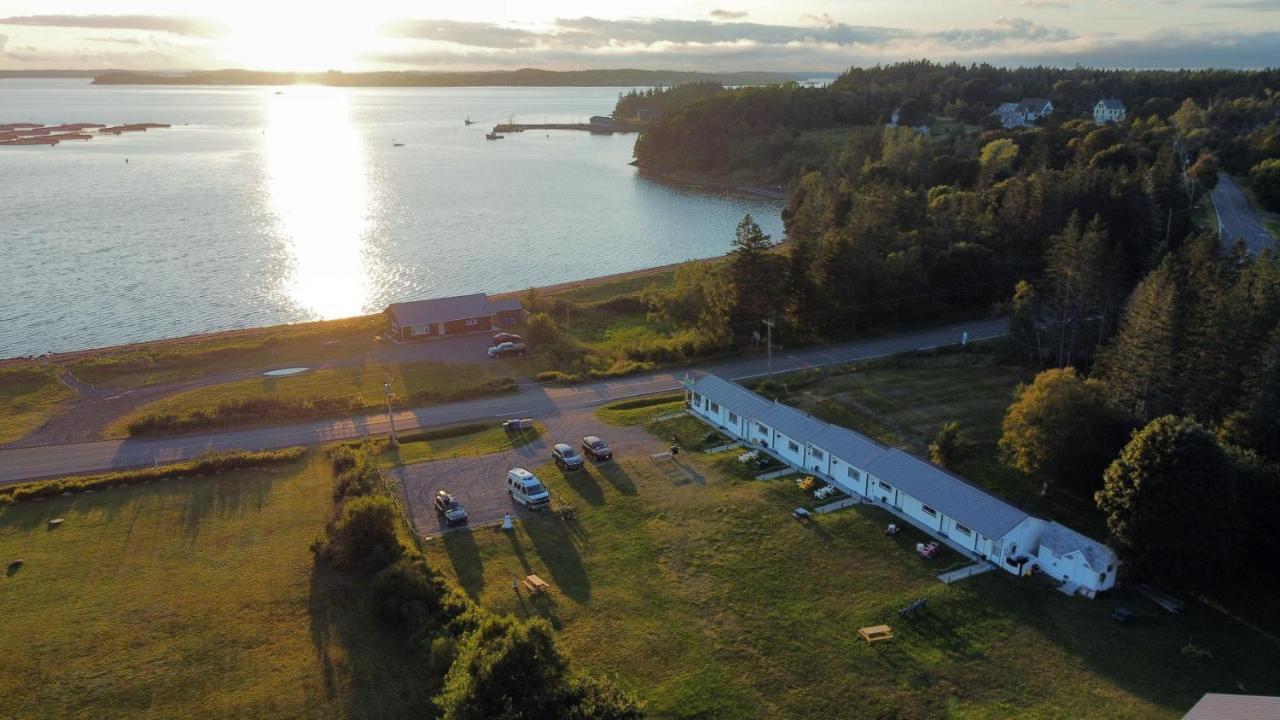 Friars Bay Inn & Cottages Welshpool ภายนอก รูปภาพ